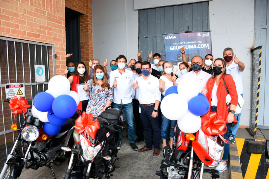 Imagen sobre la emtrega de 3 motos que hizo el grupo UMA al SENA