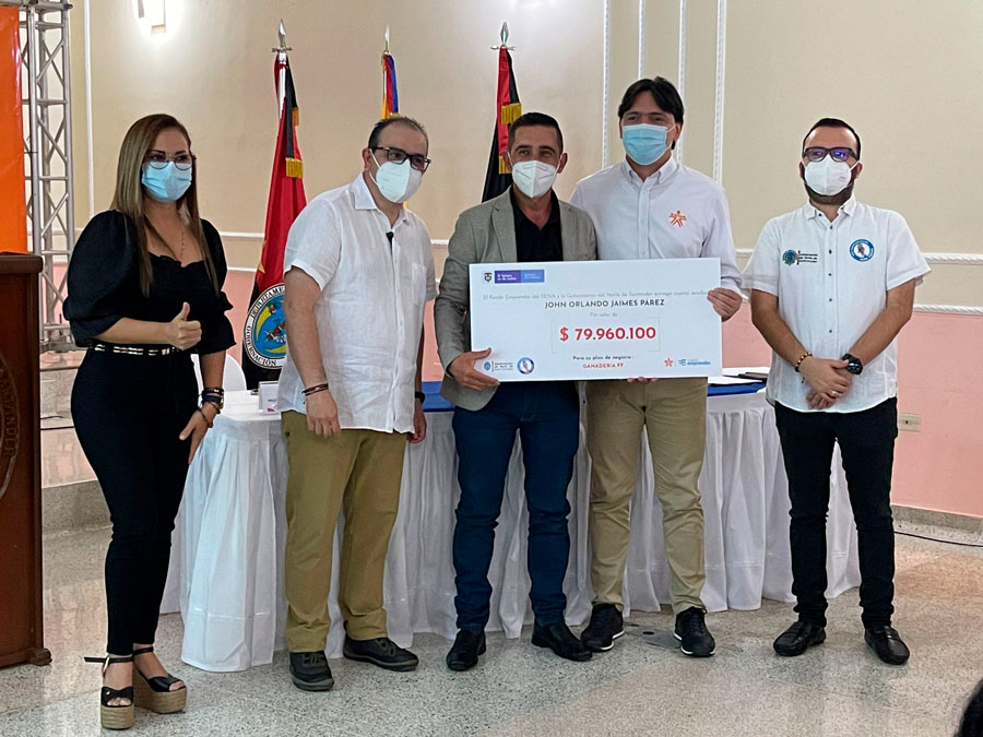 Imagen descriptiva de emprededores santandereanos con cheques simbólicos