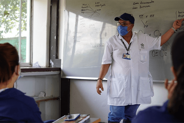 Por medio de la Escuela y los instructores de la estrategia AgroSENA