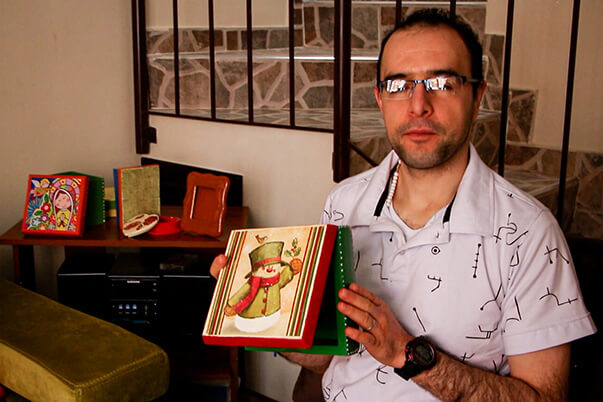 Julián David Mejía Castellanos tiene 34 años, sabe hacer pizzas, empanadas, galletas
