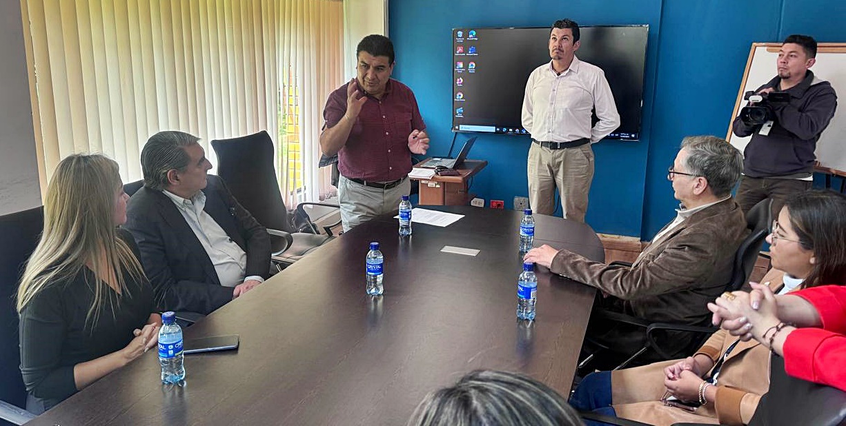 El director (e) SENA Nariño Bernardo Chamorro Guevara se reunió con Raúl Chayllada, de Mercosur y Diana de los Ríos, directora d