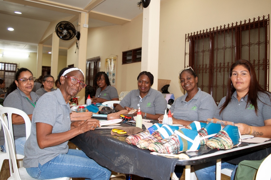 El programa ha sido diseñado para dotar a las aprendices de las competencias requeridas para fabricar calzado a nivel industrial