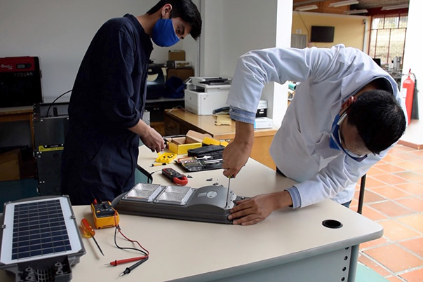 En Nariño, aprendices crearon un completo sistema de iluminación con energía renovable.