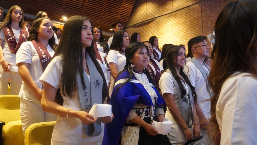 Aprendices del SENA recibieron con orgullo sus cofias y birretes en ceremonia de graduación de los programas del sector salud.