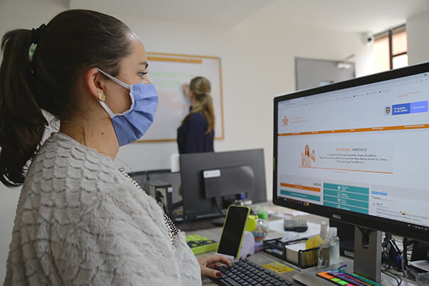 Cursos de formación de 40 a 90 horas en modalidad virtual, con algunas prácticas presenciales exclusivamente para mujeres en el 