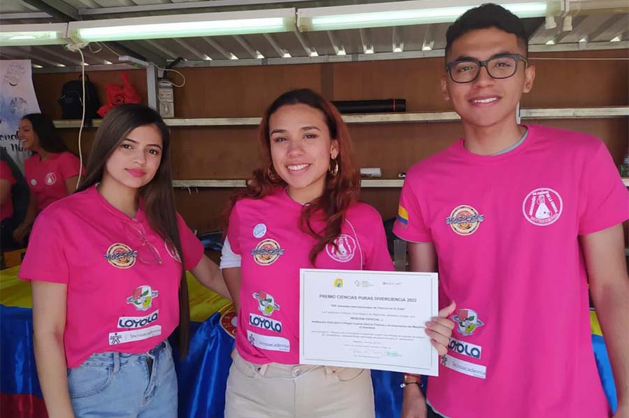 Imagen sobre los tres aprendices que obtuvieron mención de honor de la tecnoacademia en Medellín 