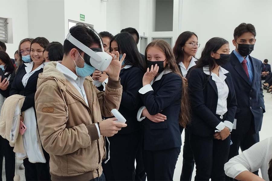 Ejercicio de realidad virtual con los aprendices del Centro Agroecológico y Empresarial.   
