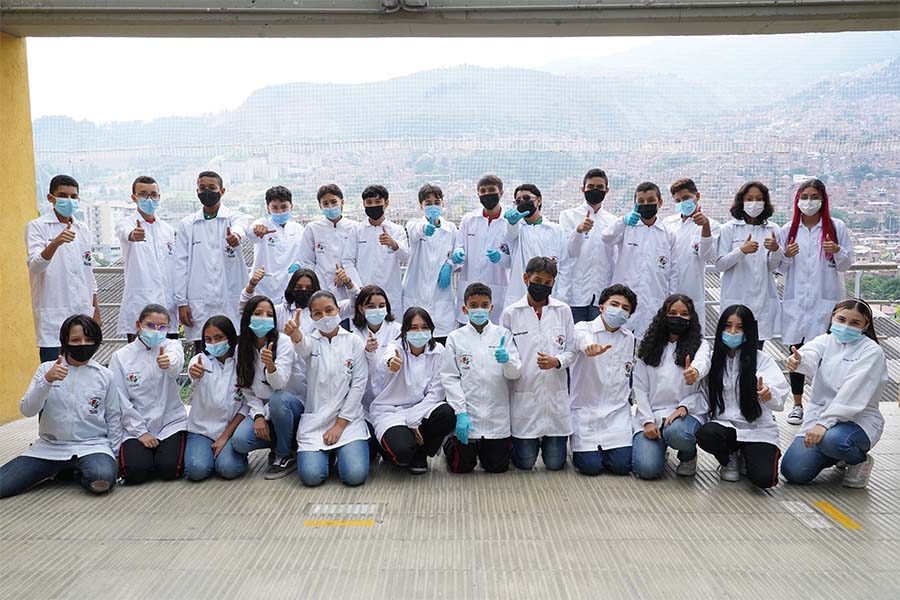 Imagen sobre jovenes de la tecnoacademia SENNOVA de medellín