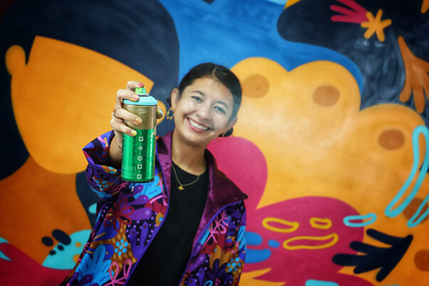 Para el mural, cuyas medidas fueron de 5x3 metros, Green Amarilla utilizó un promedio de 10 latas de pintura especial.