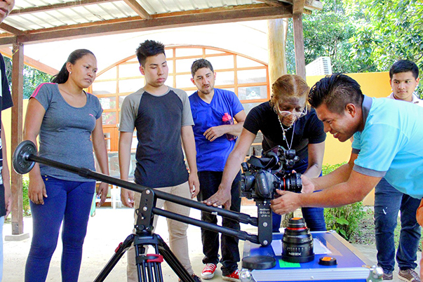Aprendices participan en taller de narración audiovisual con Netflix