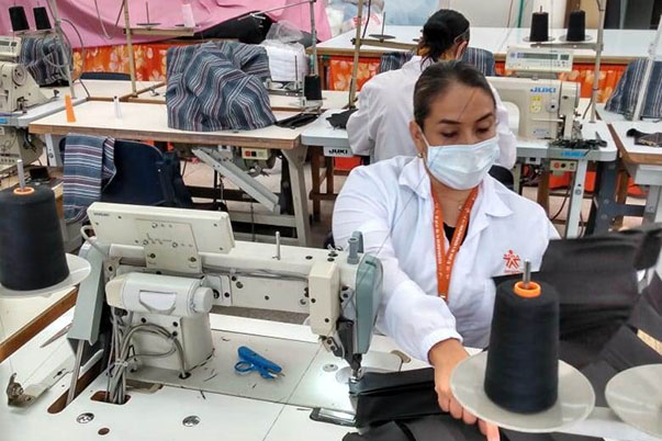 Instructores confeccionan tapabocas para evitar la propagación del COVID-19 