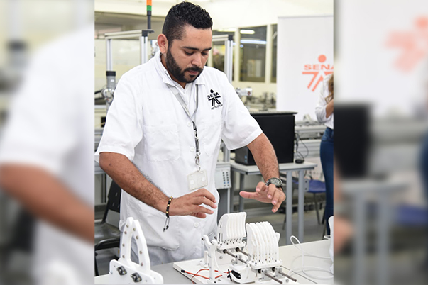 El SENA, en equipo con instituciones médicas y científicas, desarrolla dispositivos para combatir la pandemia.