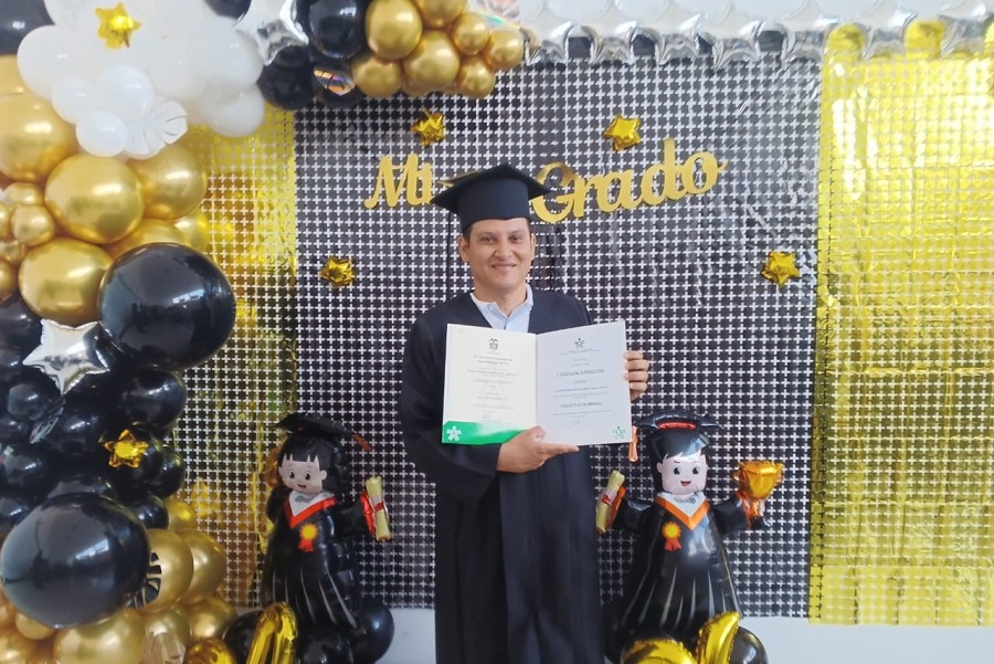 Durante los últimos diez años, Juan Pablo Esquivel ha barrido las calles de Cúcuta; recientemente recibió su certificación del S