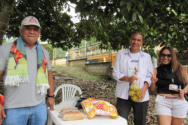 Mujeres emprendedoras dan a conocer sus productos elaborados en formación con SENA