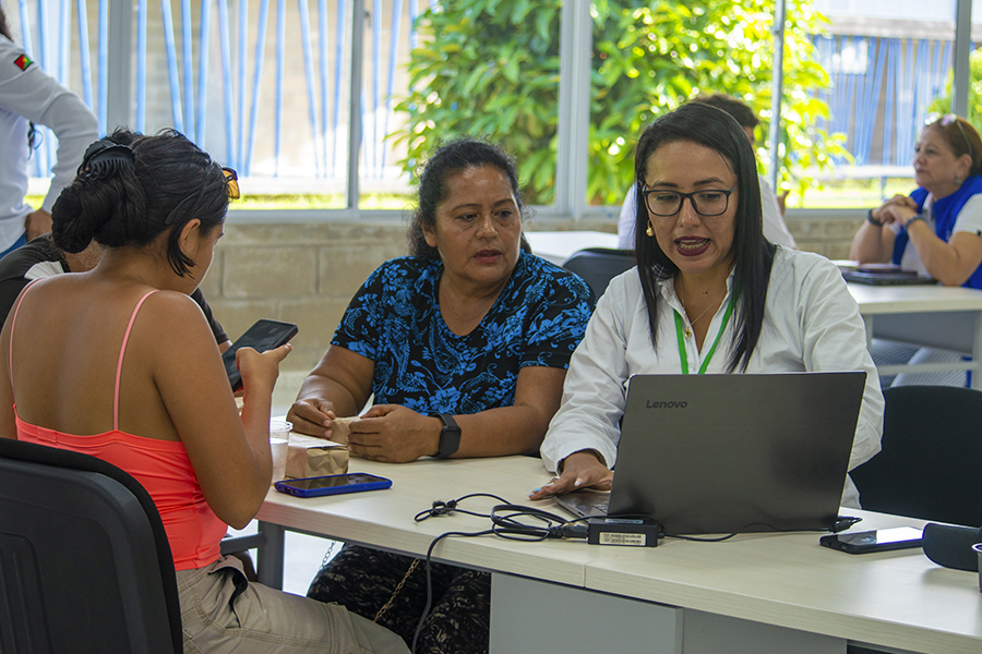 La mesa en el municipio Monterrey reunió a empresarios y gremios en torno a la formación. 