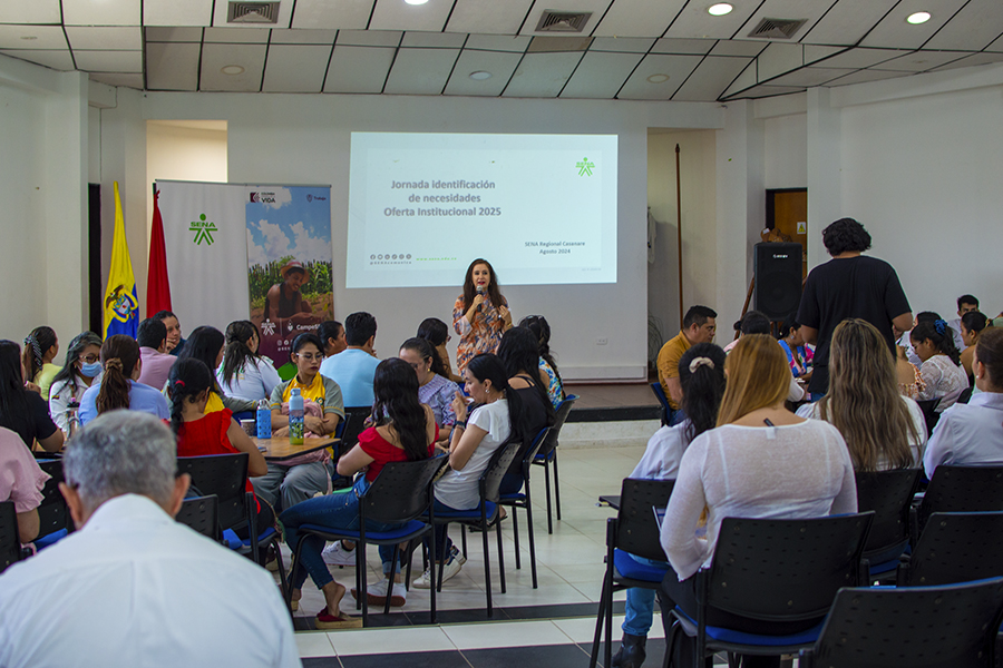 La directora regional del SENA en Casanare, Johana Medina, lideró la mesa realizada en la sede principal de Yopal.  