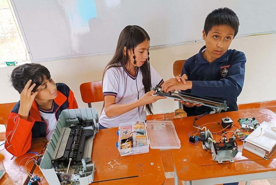 Aprendices del SENA diseñan herramienta de repujado braille para apoyar a estudiantes con discapacidad visual(1) 