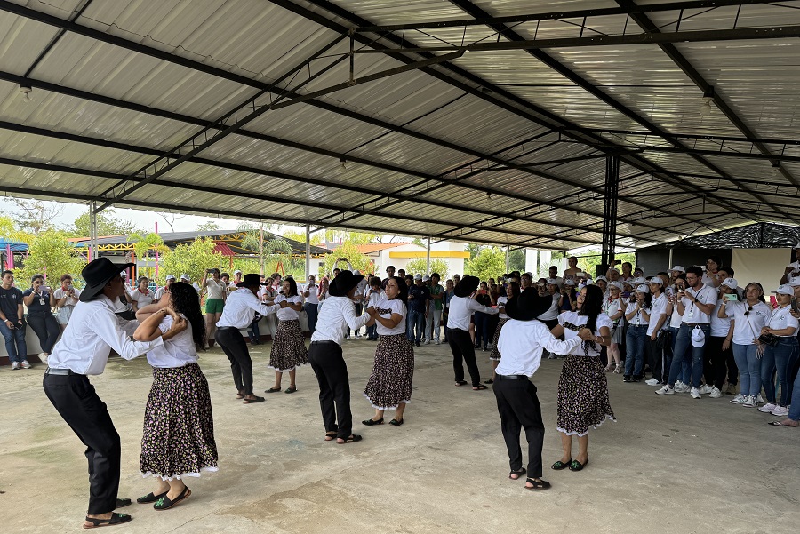  Grupo de baile de Bienestar al Aprendiz Regional Arauca, interactuando con las demás regionales participantes en el primer día 