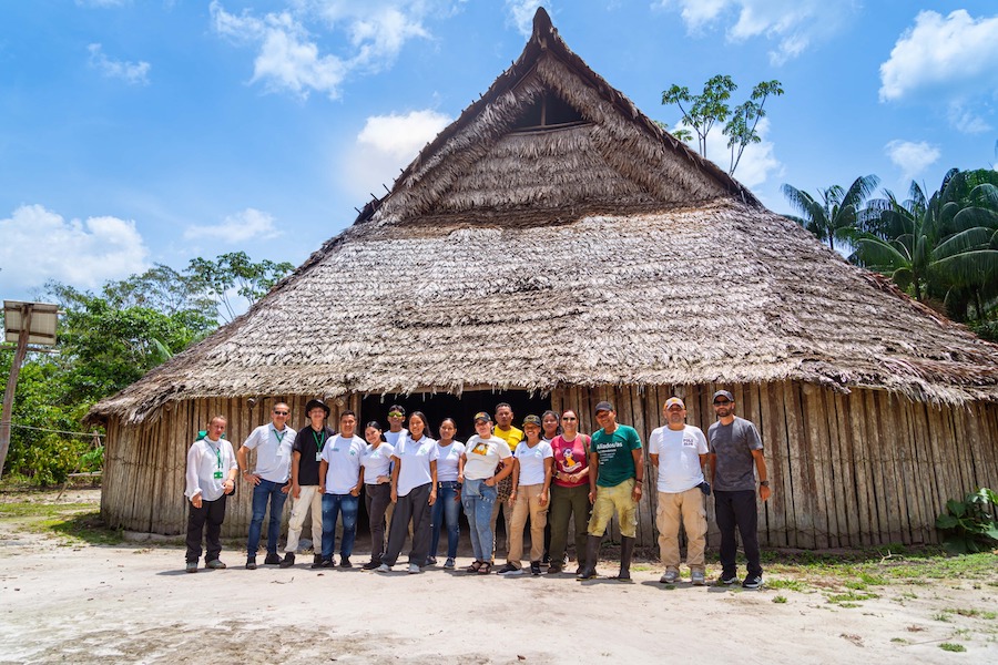 Equipo conformado por el técnico de formadores, instructores y aprendices, visitaron una maloca de la cultura Bora