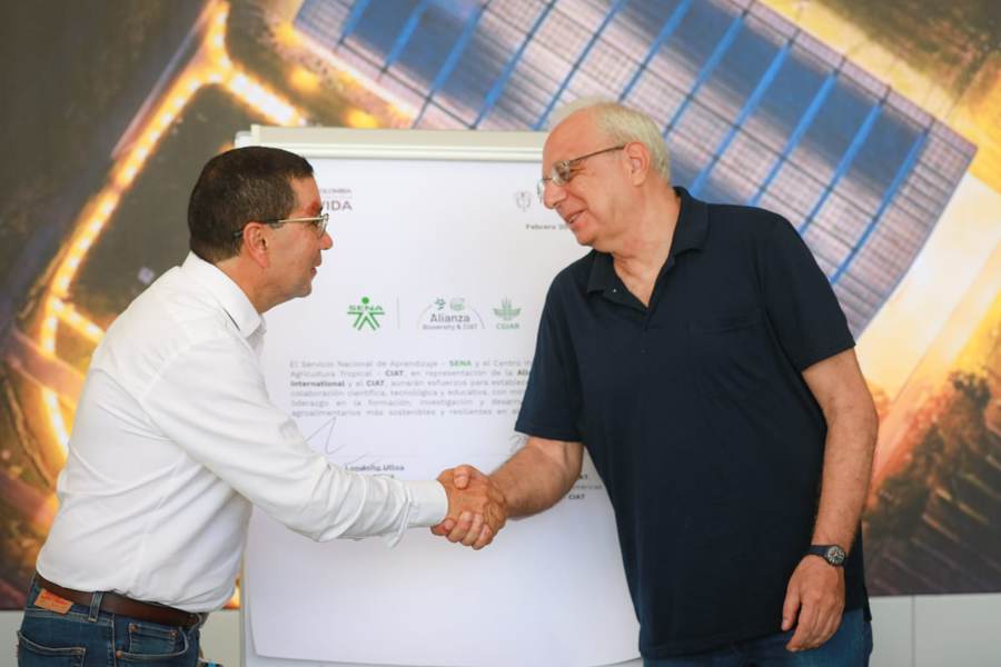 imagen con personas en firma de alianza 