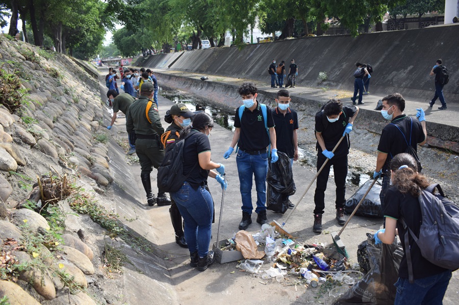 Alrededor de 60 aprendices de la Regional Norte de Santander participaron de la jornada de limpieza en el Canal Bogotá