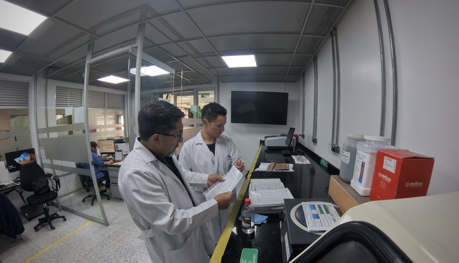 Imagen boletín Con más de mil millones de razones, Regional Distrito Capital revoluciona el análisis químico en beneficio