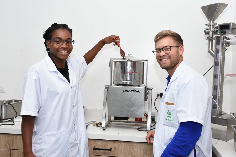 Janani Oates y Max Miller, estudiantes estadounidenses aplaudieron el avance tecnológico con el que cuenta el SENA Quindío. 