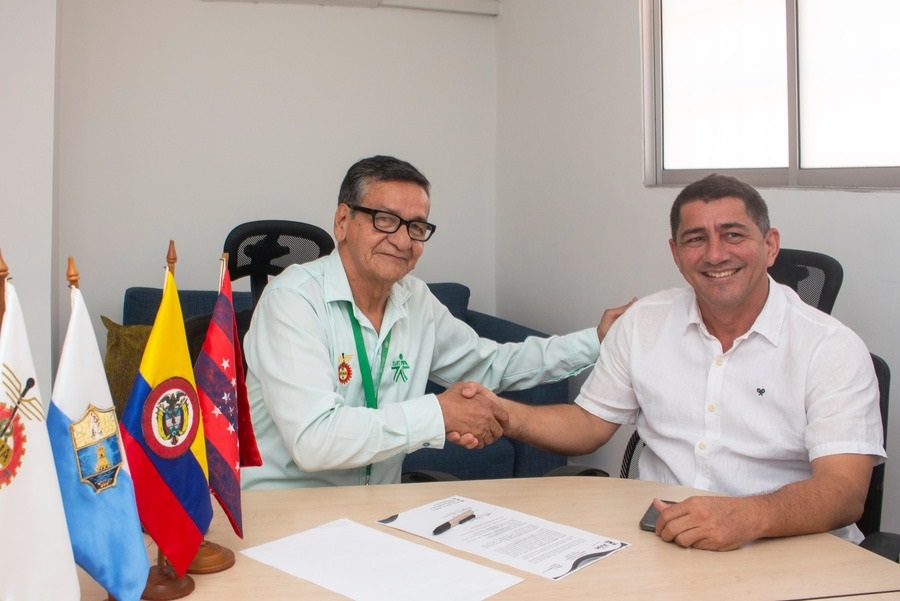 La firma del convenio fue realizada por el director (e) regional del SENA Magdalena, Carlos Uribe Tarazona y el alcalde municipa