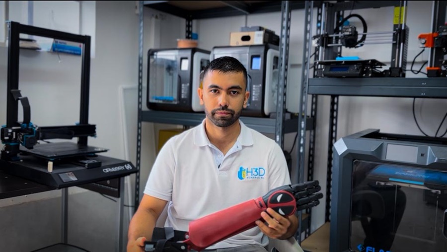 Esteban Rojas se convierte en ejemplo por desarrollar prótesis personalizadas utilizando tecnología de impresión 3D, un esfuerzo