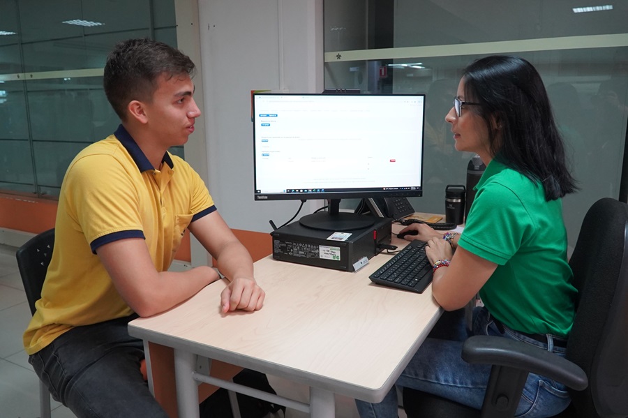 El director general del SENA apoya a los ciudadanos que buscan un empleo digno y estable.