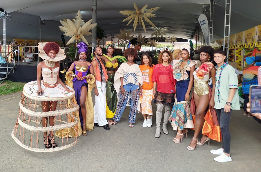 Hombres y mujeres del Tecnológico en Desarrollo de Colecciones para la Industria de la Moda del Centro de Diseño Tecnológico Ind