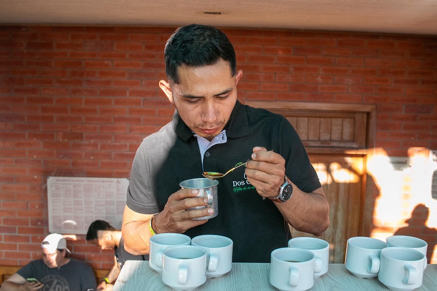 Aison Correa, también obtuvo el tercer puesto del mejor café del Cauca, al vender su café en subasta a 8,80 dólares la libra.