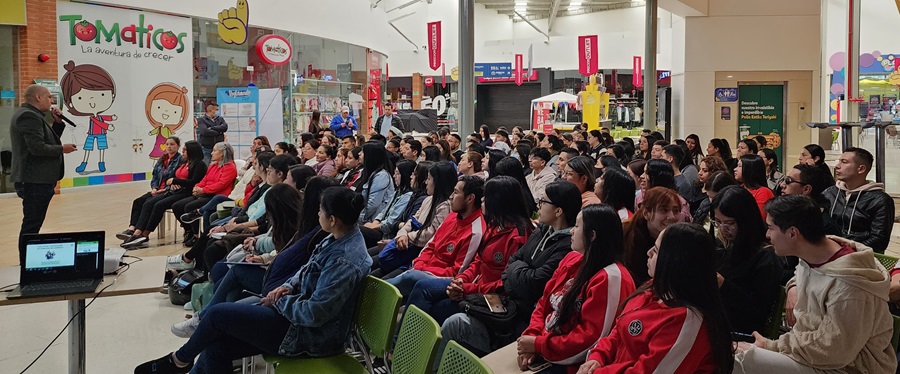 trabajadores del Centro Comercial Unico se benefician de los procesos de certificación de competencias laborales.   
