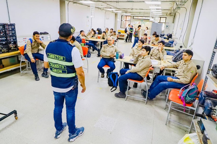 “Promoviendo una Cultura de Prevención y Responsabilidad en las Vías” es vital para complementar la formación de los aprendices.