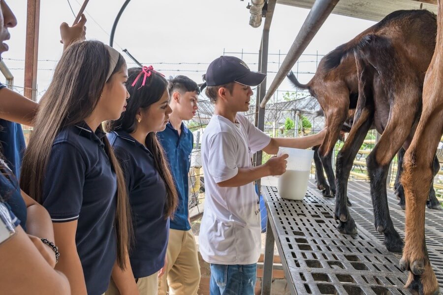 Aprendices del Tecnólogo en Gestión de Recursos en Plantas de Producción presentes en el momento exacto de la actividad de extra