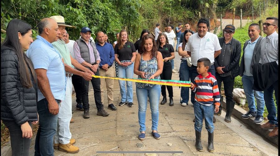 La comunidad de la vereda La Esmeralda en el Occidente de Caldas festejó la finalización de la placa huella en sus vías de acces