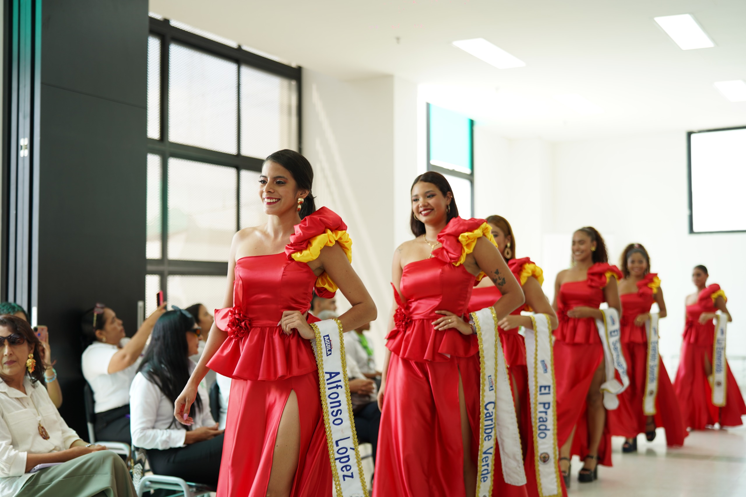 as 25 candidatas al Reinado Popular del Carnaval lucieron en pasarela el vestuario 'Ilusión Caribe', diseñado por aprendices e i