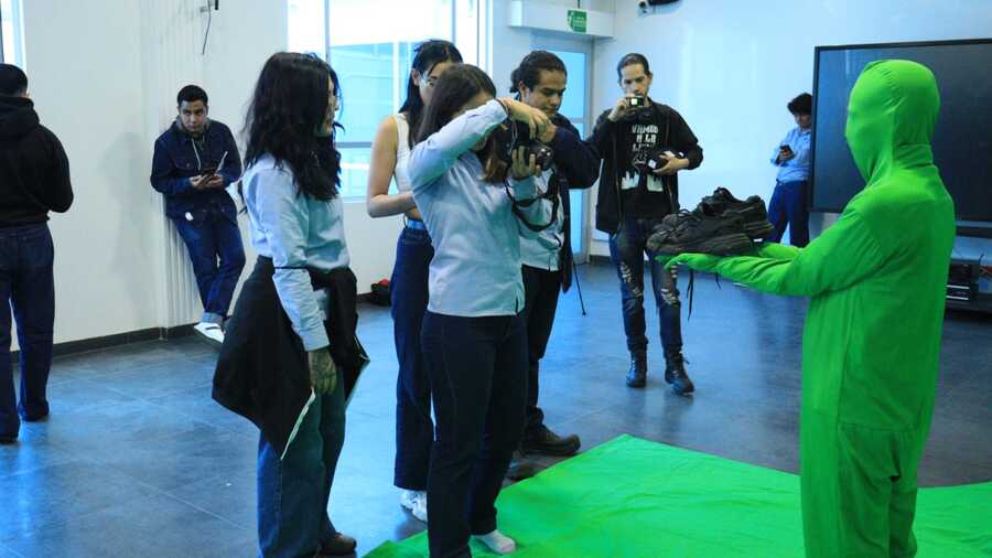 imagen de personas tomando foto