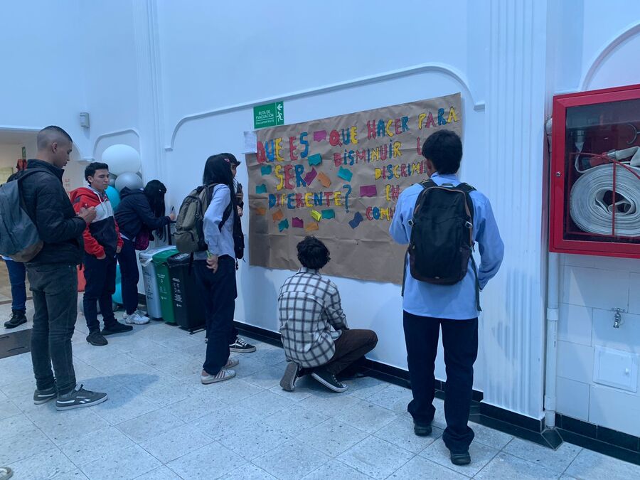 imagen de aprendizes viendo un cartel