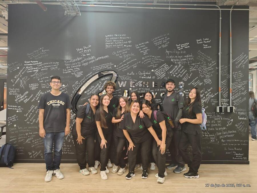 Aprendices de los centros de formación del SENA participaron en actividades de inteligencia artificial y bilingüismo durante la 