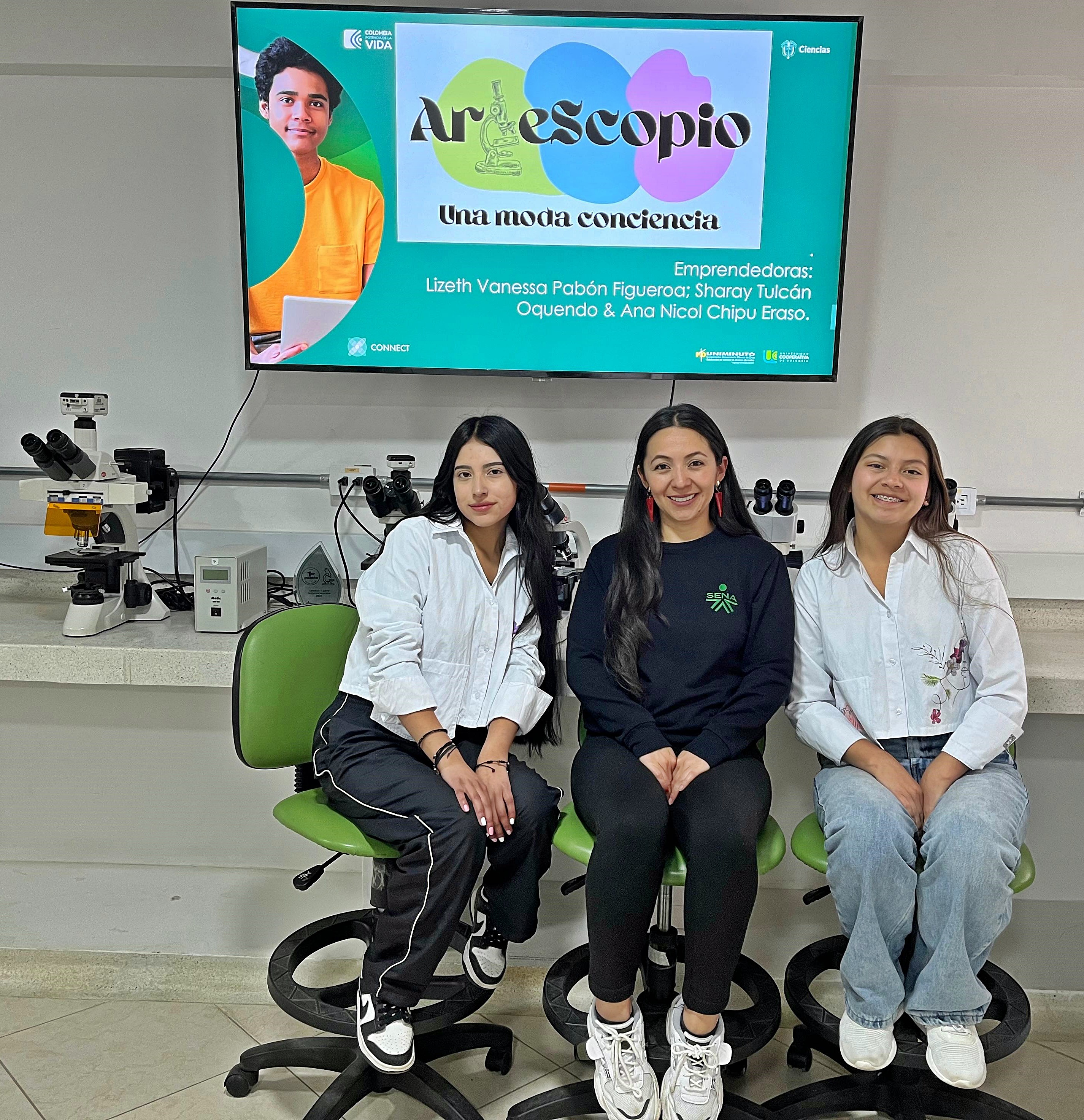 Las aprendices Nicol Chipu y Sharay Tulcán junto a su instructora Vanessa Pabón, (centro). 