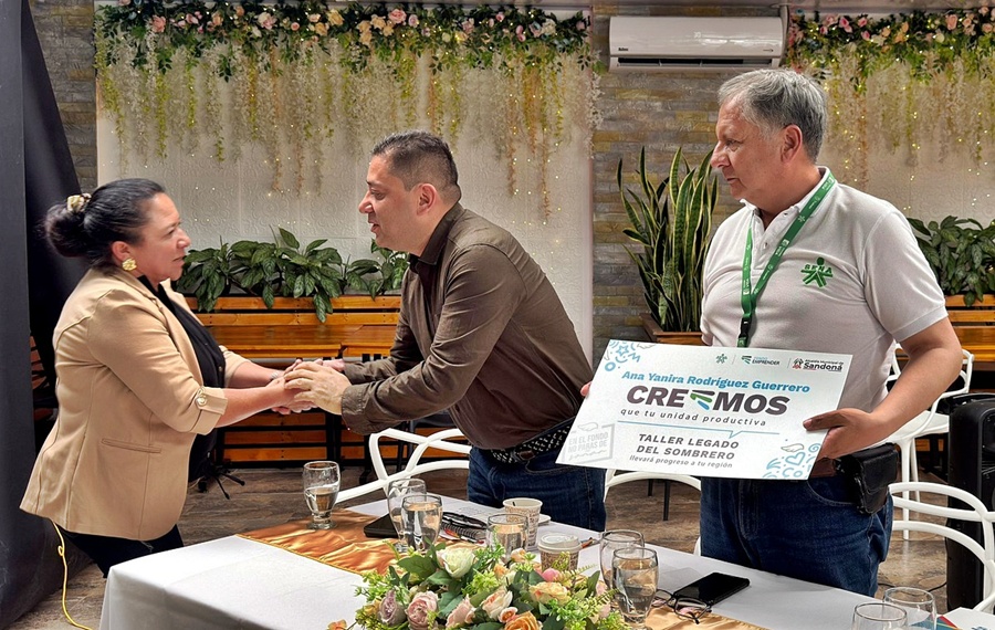 Foto 2 BP NAR SENA y alcaldía de Sandoná exaltan a diez emprendedores campesinos.jpg