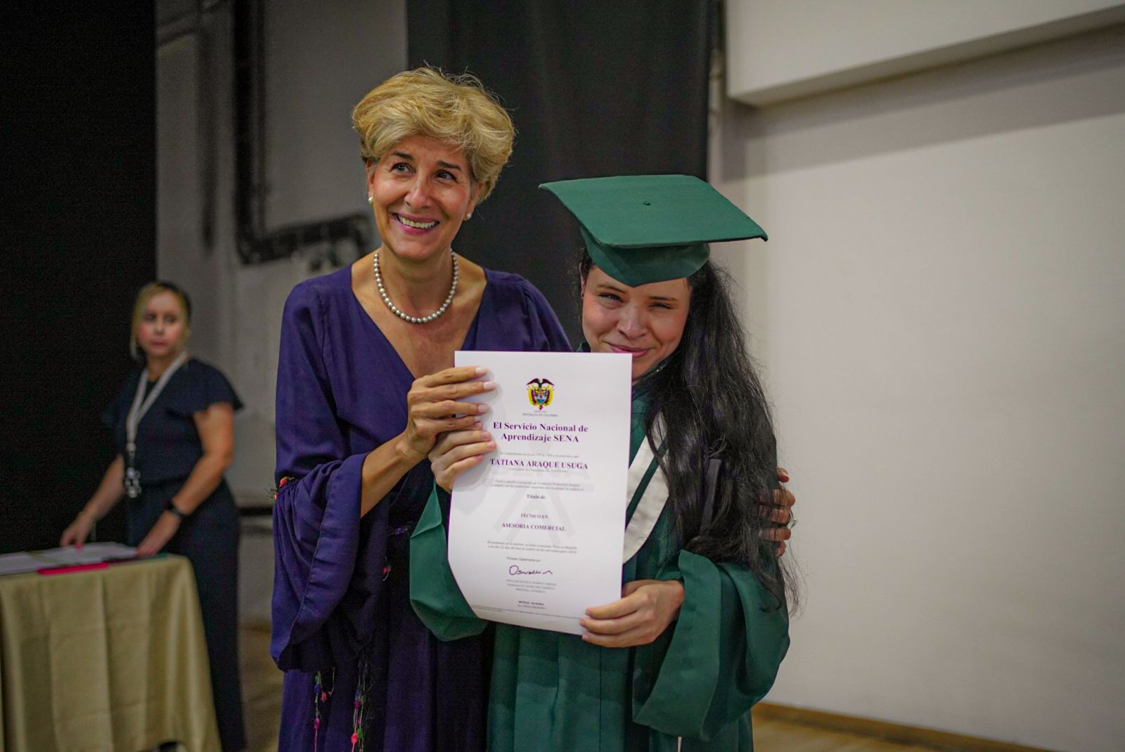 Tatiana Araque Úsuga, recibiendo su certificado de técnica en asesoría comercial.  