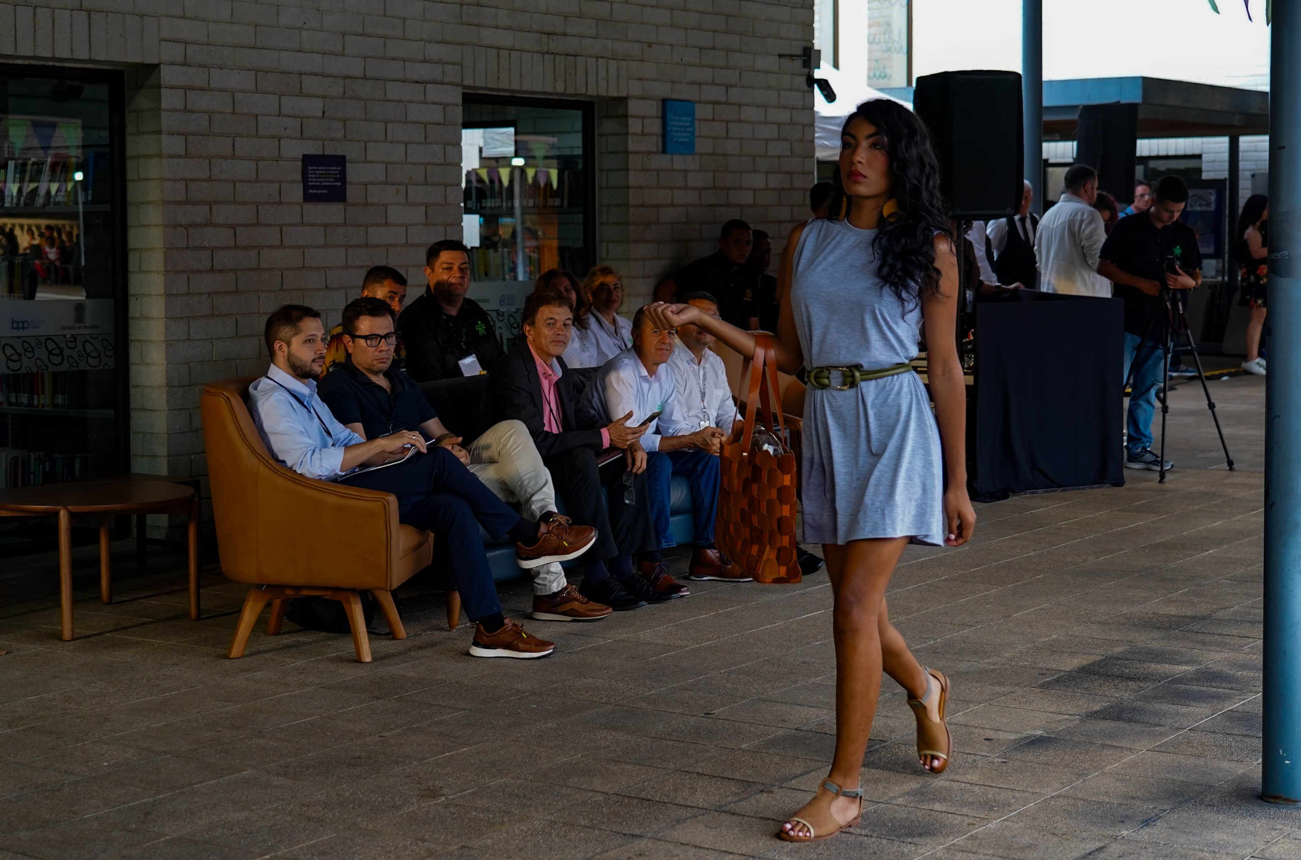 Foto joven modelo aprendiz en pasarela