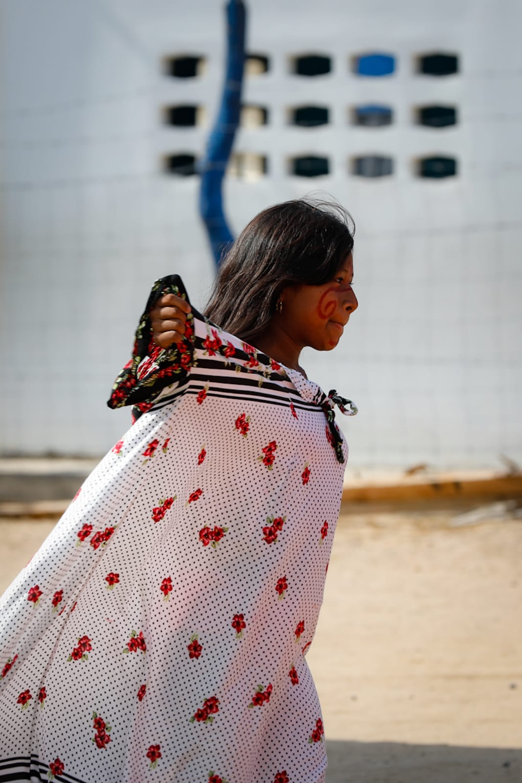Niños y jóvenes de la comunidad wayúu se forman en la aplicación de energías renovables en medio del desierto.