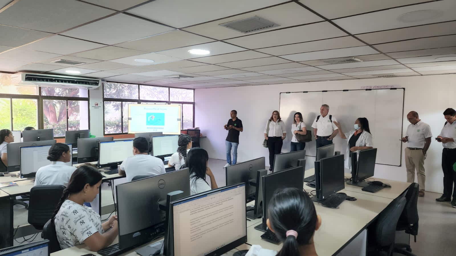 El director del SENA visitó este mágico centro educativo en medio del desierto. La Entidad contribuye con formación pertinente.