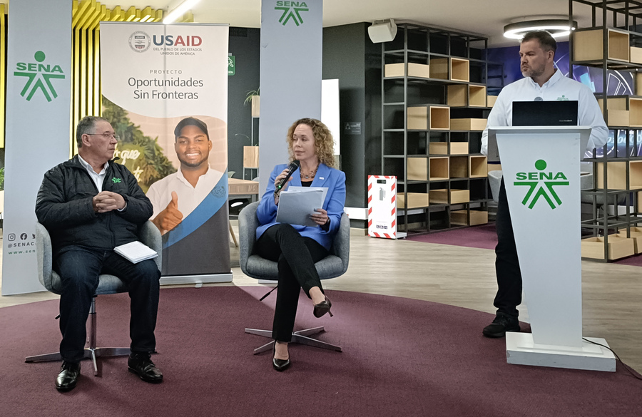 Luis Alejandro Jiménez, director del Sistema Nacional de Formación para el Trabajo y Jennifer Horsfall, directora de la Oficina 