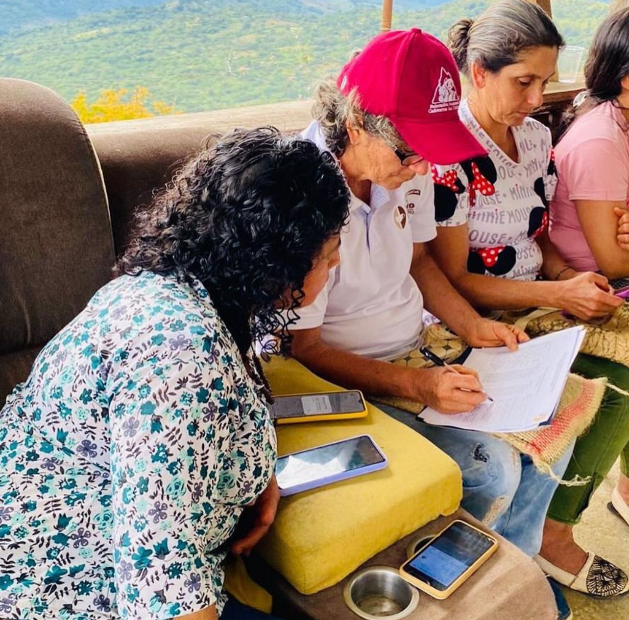 Esta iniciativa fomenta la creación de redes de apoyo entre los campesinos.