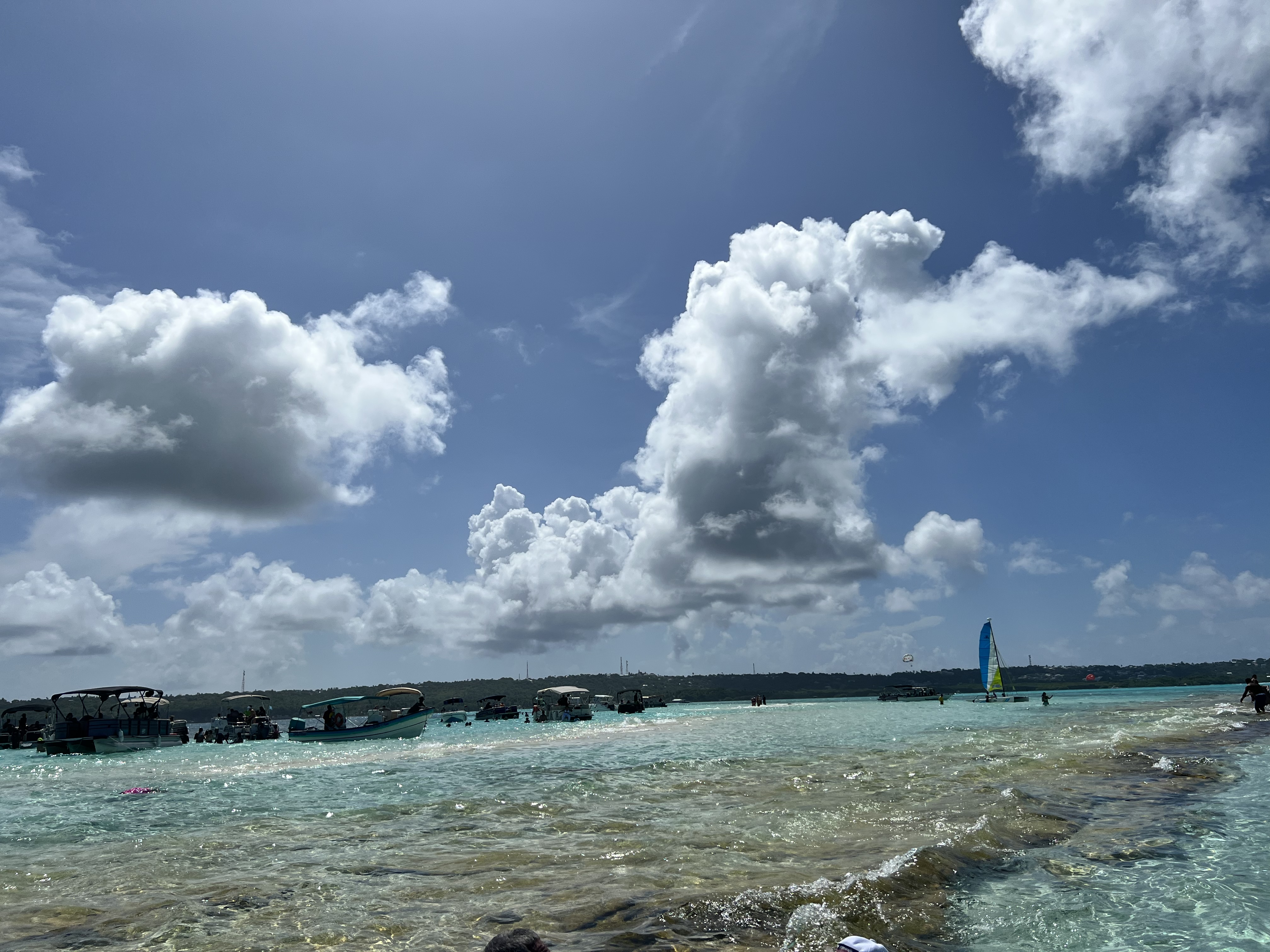 El mar es una de las principales fuentes de la economía en el departamento archipiélago.