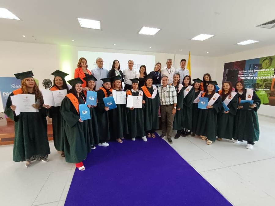 imagen Mujeres capacitadas y certificadas como operarias de montacarga, contratadas por reconocida empresa